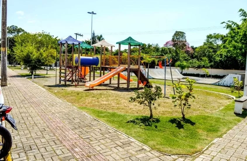 brinquedos em playground em área externa da Pousada Vila Regina, durante o dia