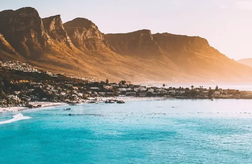 vista panorâmica de mar e montanhas, durante entardecer na Cidade do Cabo, um dos destinos para viajar com crianças