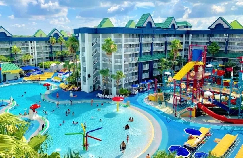 durante dia ensolarado, vista aérea de piscina, parquinho e prédios de Holiday Inn Resort Orlando Suites - Waterpark, an IHG Hotel