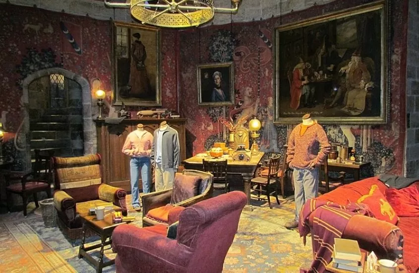 poltronas, mesas, cadeiras e quadros em Museu do Harry Potter em Londres