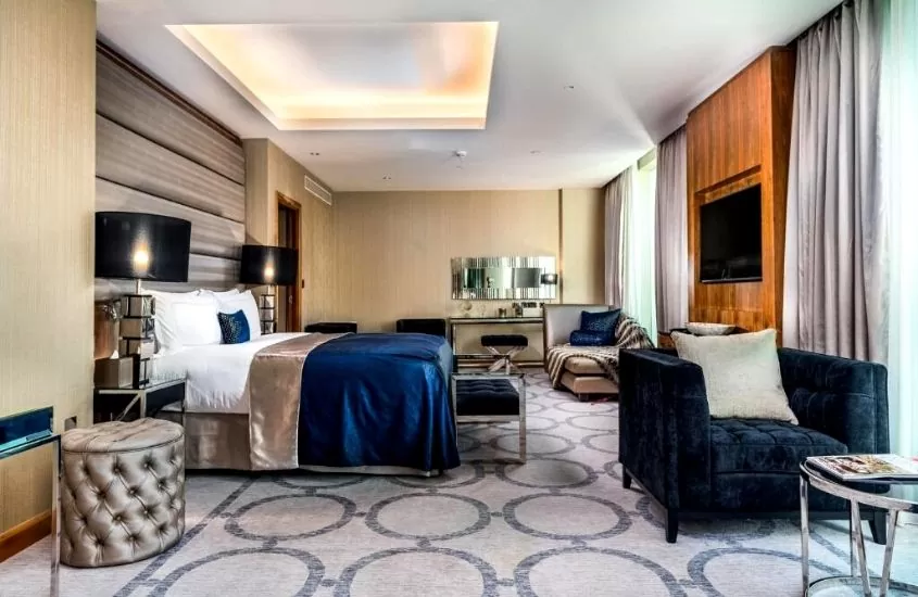 cama de casal, sofá, poltronas e televisão em suíte do Intercontinental London - The O2, an IHG Hotel