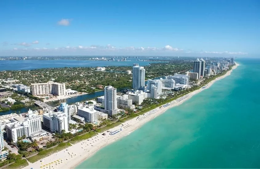 vista aérea de mar e prédios durante dia ensolarado em Miami, um dos melhores lugares para viajar com crianças