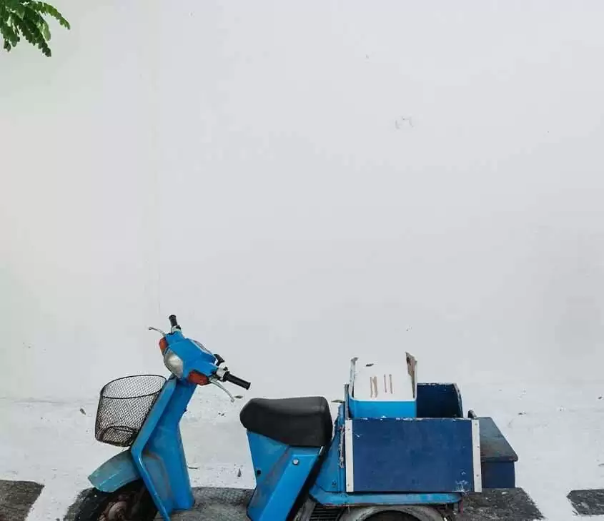 durante o dia, scooter estacionada em rua da ilha de mykonos
