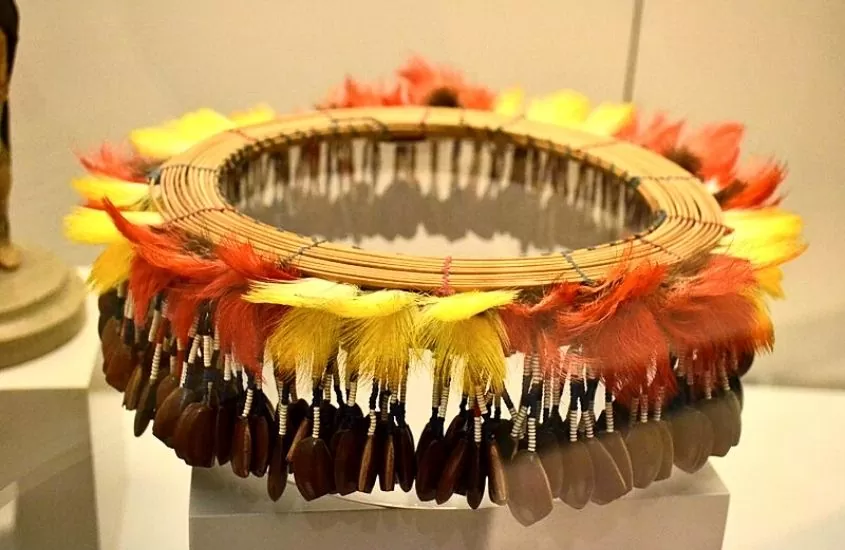 cocar em exposição no Museu do Índio, um principais passeios em manaus