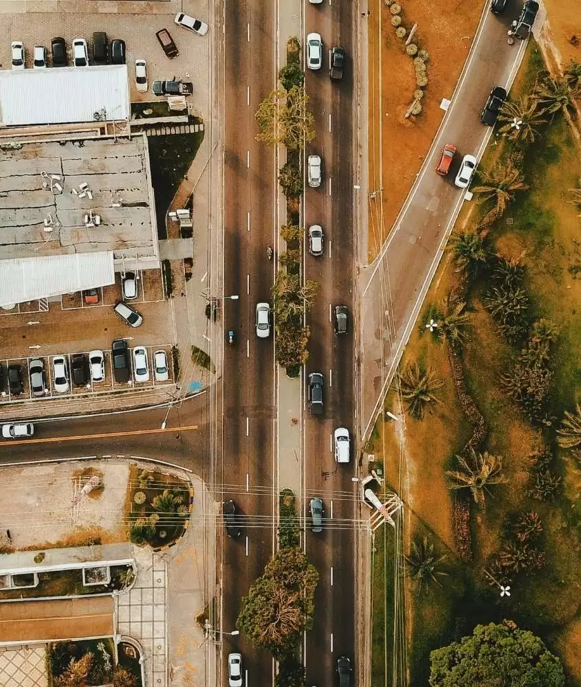 vista aérea de carros em estrada durante o dia em manaus