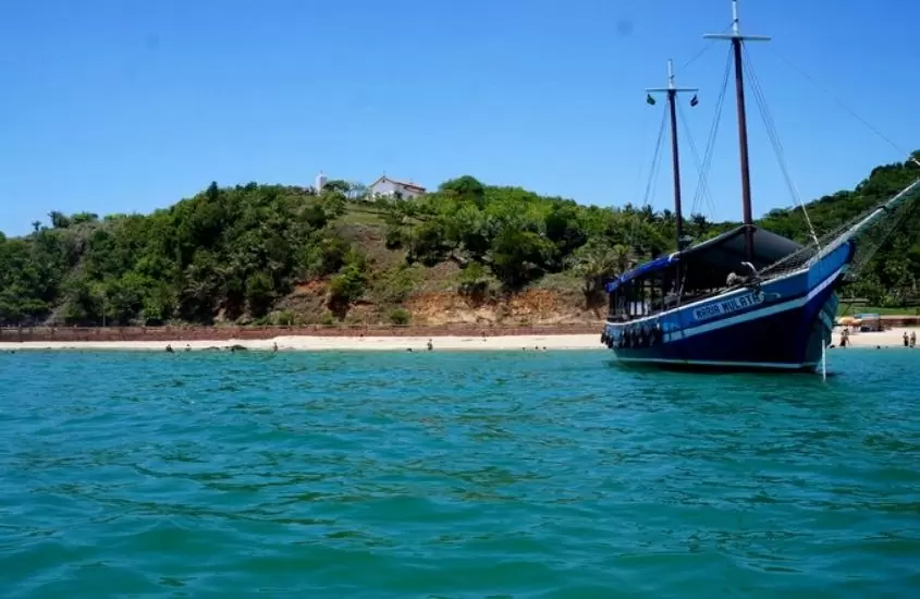 barco em mar de ilha dos frades, um passeio ilha de itaparica para conhecer a praia da ponta de nossa senhora