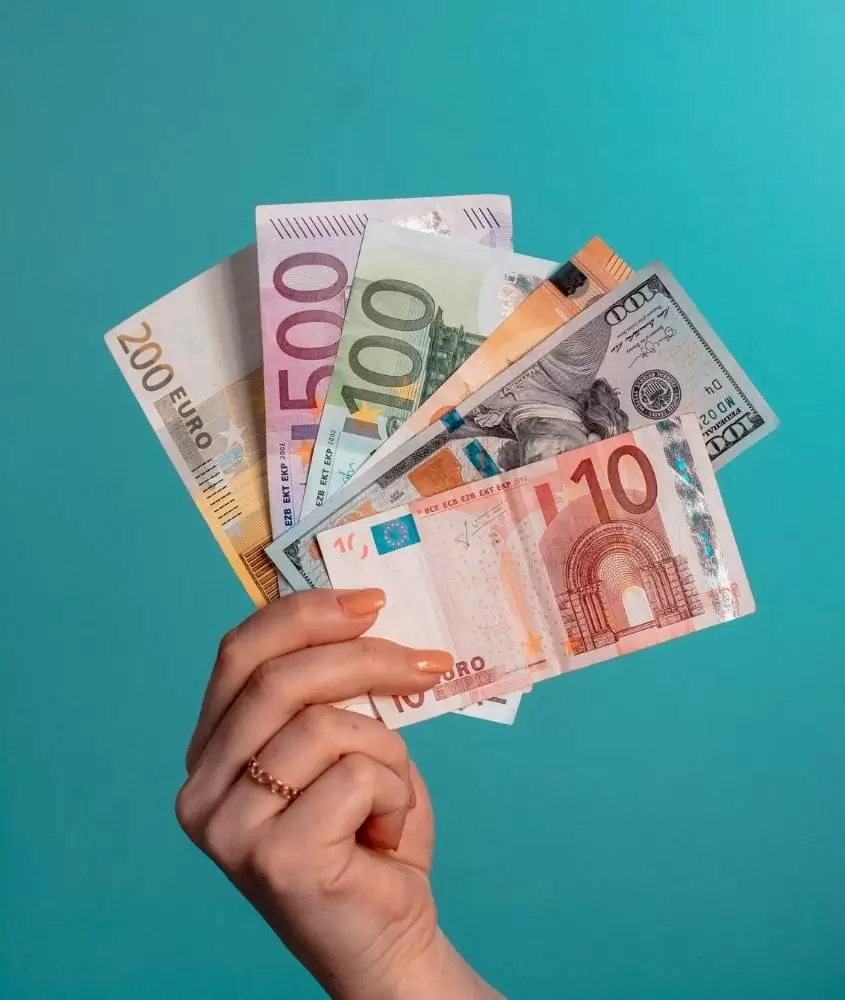 pessoa segura notas de euro para calcular quanto custa viajar para santorini