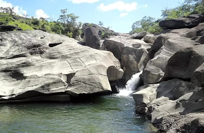 rochas em frente a água do rio são miguel, durante o dia na chapada dos veadeiros