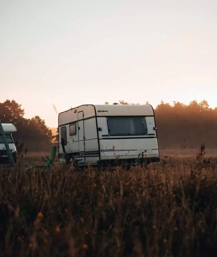 motorhome estacionado em camping, durante entardecer em cusco