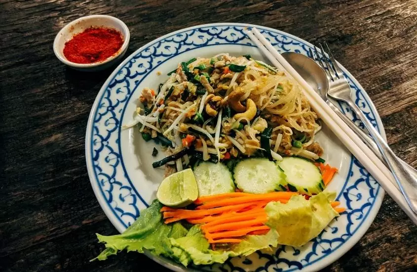 prato branco e azul onde há comida típica tailandesa, servida em alguns lugares para comer em porto alegre