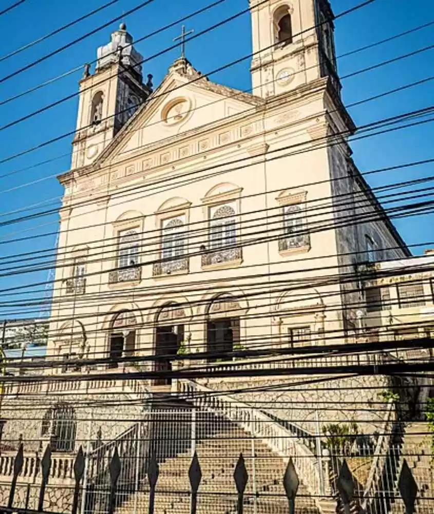 escadaria e fachada de catedral metropolitana de maceió, um edifício imponente que é uma dos principais passeios em maceió