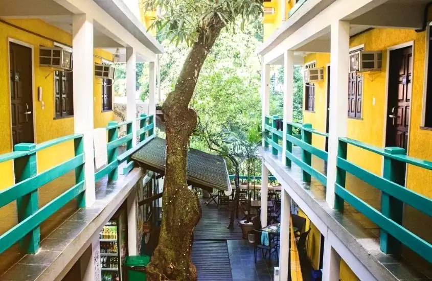 varandas de suites com vista para árvores de área externa de Che Lagarto Hostel Morro De São Paulo