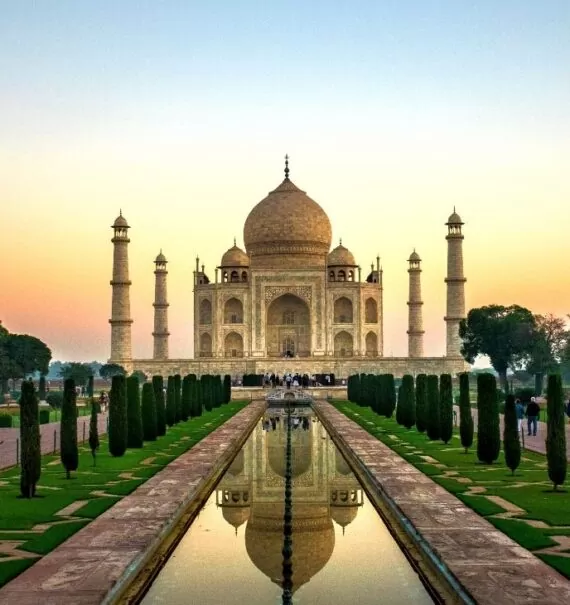 durante entardecer, piscina e jardim em frente a Taj Mahal, um mausoléu feito como prova de amor de acordo com curiosidades sobre a índia