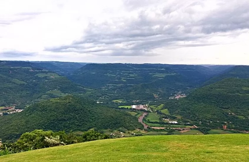 vista panorâmica de montanhas verdes, durante o dia em Monte Malakoff, um dos passeios para incluir no roteiro nova petrópolis