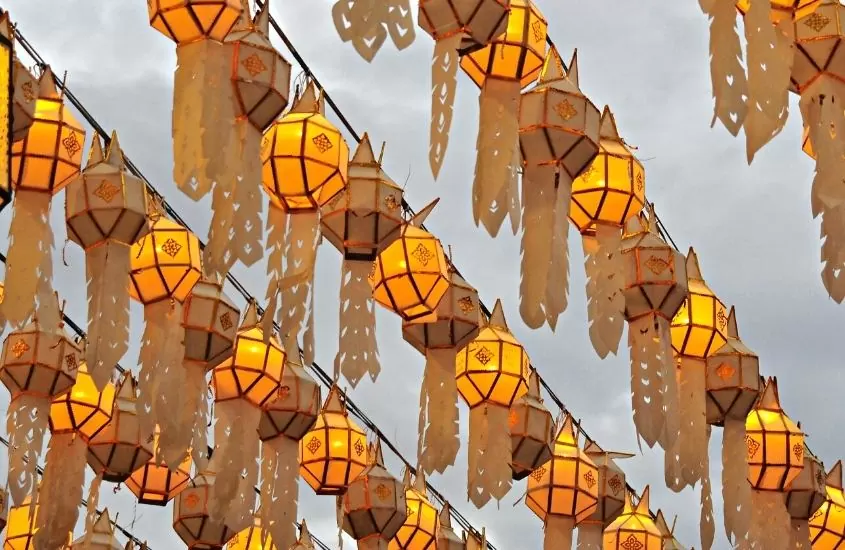 lanternas laranjas penduradas em fios, durante o loy krathong, festival da cultura tailandesa