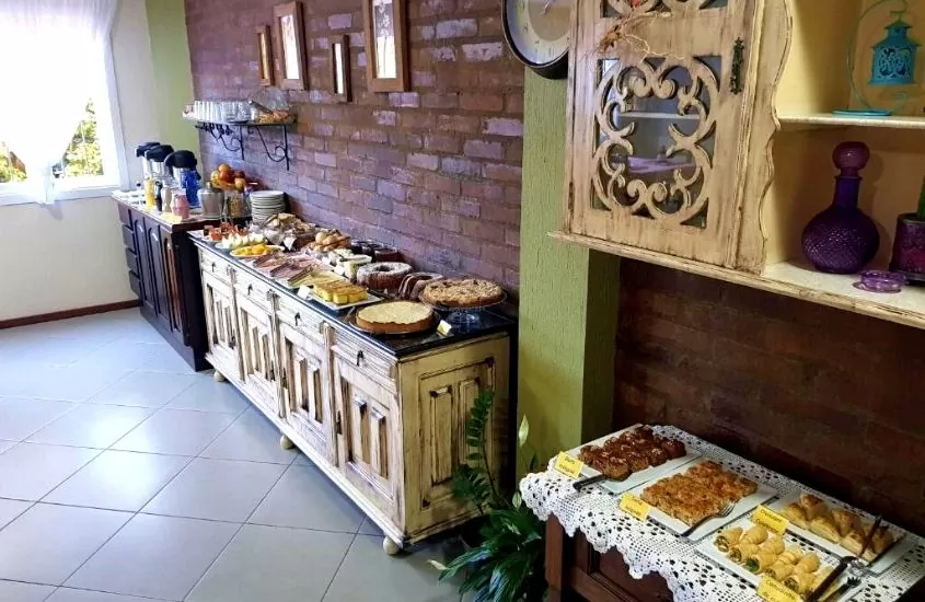 cafés, bolos e pães em cima de balcões de cozinha de Pousada da Baronesa