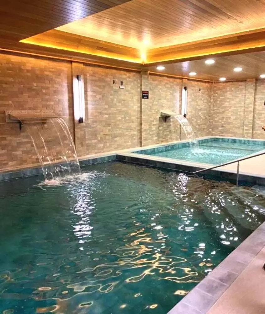 duas piscinas em área de lazer coberta de da Pousada Brombatti, uma opção entre os hotéis e pousadas em nova petrópolis