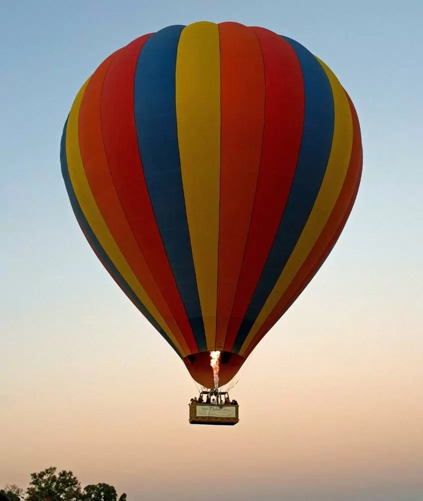 balão colorido no céu, durante entardecer