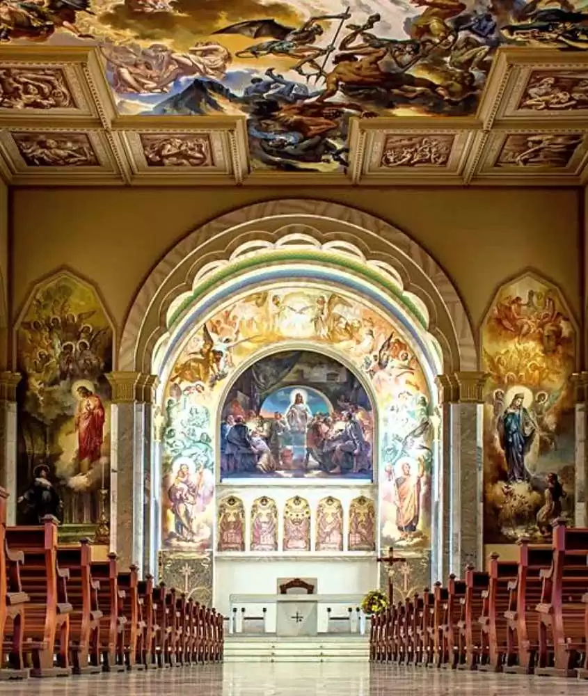 bancos de madeira em frente a pinturas de altar de igreja de são pelegrino em caxias do sul