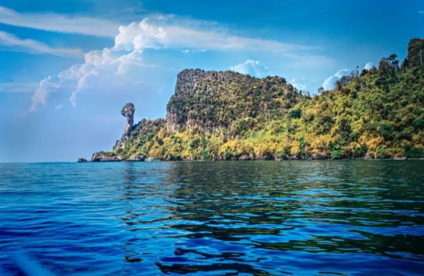 mar e montanhas ao fundo, durante o dia em krabi tailândia