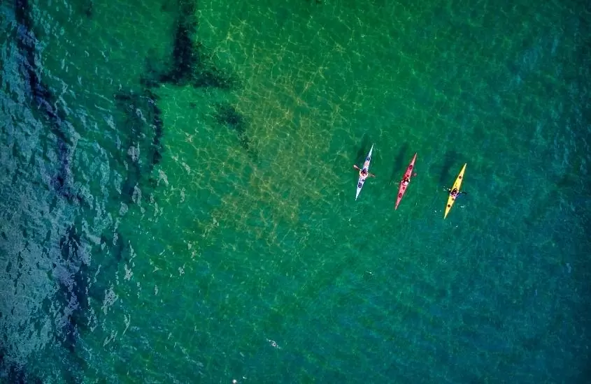 durante o dia, vista aérea de pessoas em caiaque no mar, um dos melhores passeios em krabi