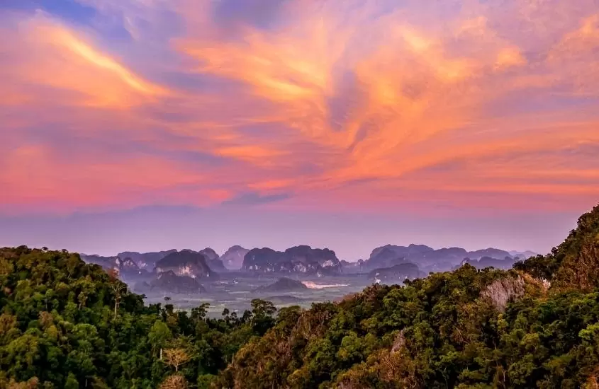 vista panorâmica de montanhas durante o entardecer em krabi tailândia