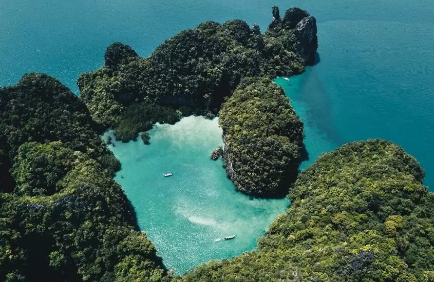 vista aérea de ilhas e barcos no mar em krabi tailândia