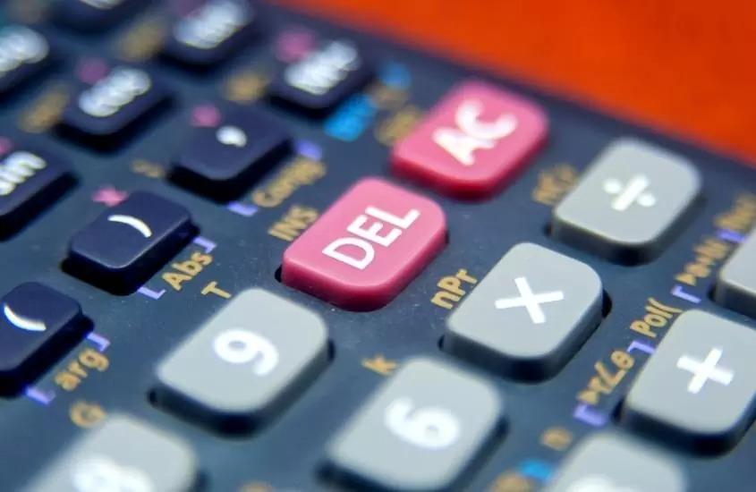 calculadora preta, com botões cinza e vermelho
