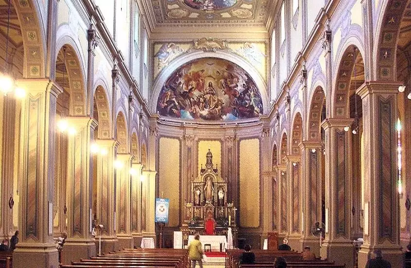 bancos de madeira em frente a altar de catedral metropolitana de santa maria, um dos Pontos turísticos de Santa Maria rs