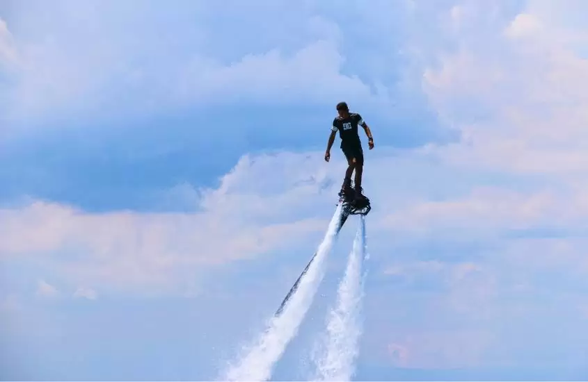 homem em Flyboard, equipamento com jatos de água que faz a pessoa ficar sobre as águas