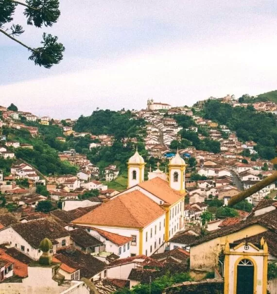vista aérea de casas e igrejas em montanha, durante o dia em um dos destinos de viagem minas geraisvista aérea de casas e igrejas em montanha, durante o dia