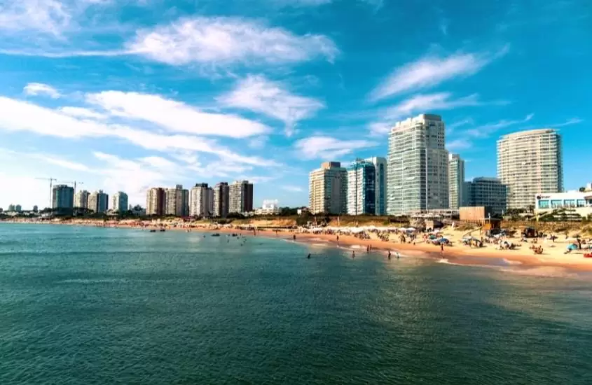 vista aérea de prédios em frente ao mar, durante o dia em punta del este, destino para um Roteiro Uruguai