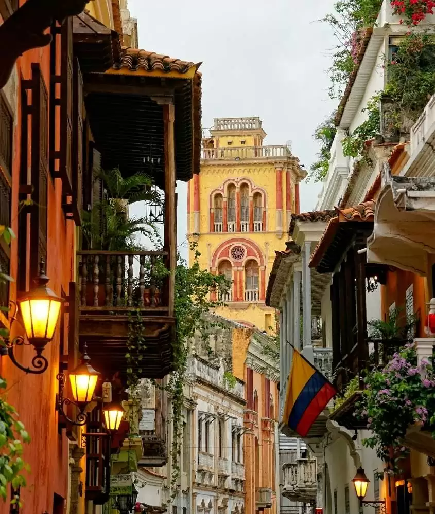 durante dia nublado, casas coloridas em rua estreita de Cartagena das Índias