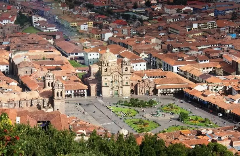 vista aérea de diversas casas com telhado laranja, durante o dia em cusco