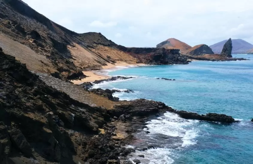 formações rochosas em frente ao mar, durante o dia em ilhas galápagos, um dos melhores destinos américa do sul