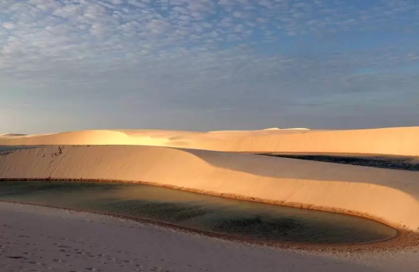 lago entre dunas de areia, durante o dia em lençóis maranhenses, parque para turismo na américa do sul