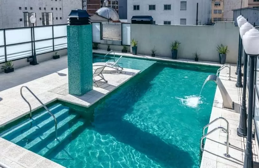 durante o dia, piscina e espreguiçadeiras em cobertura de Esplendor by Wyndham Buenos Aires Tango, um dos melhores hotéis em buenos aires