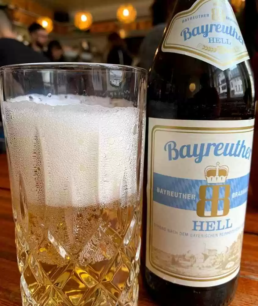copo de vidro com cerveja, ou lado de garrafa de cerveja em mesa de bar, opção para quem busca o que fazer em Berlim a noite