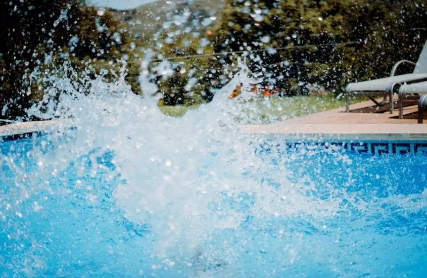 durante o dia, espreguiçadeiras em frente a piscina em parque aquático em caldas novas