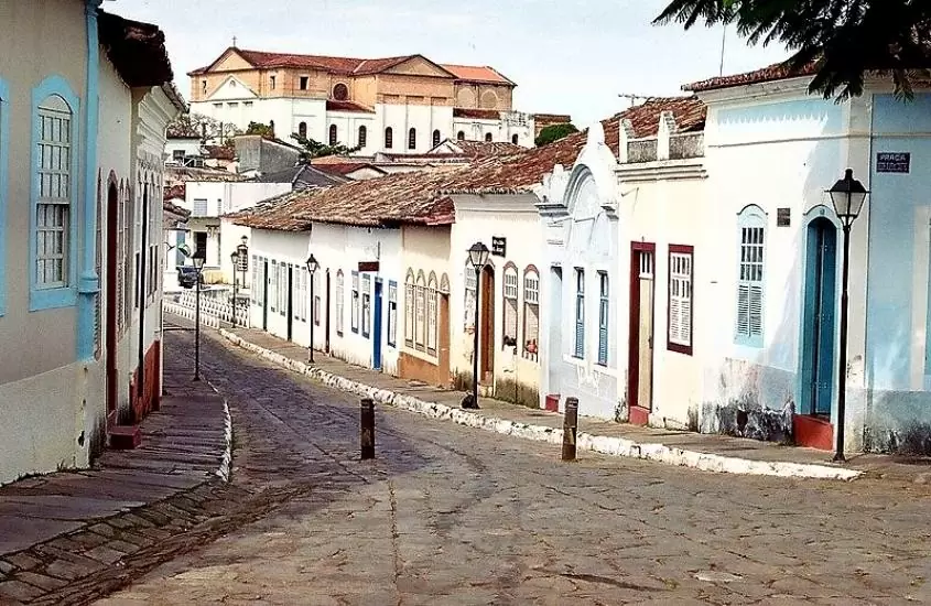 durante o dia, casas coloridas lado a lado em rua de goiás velho