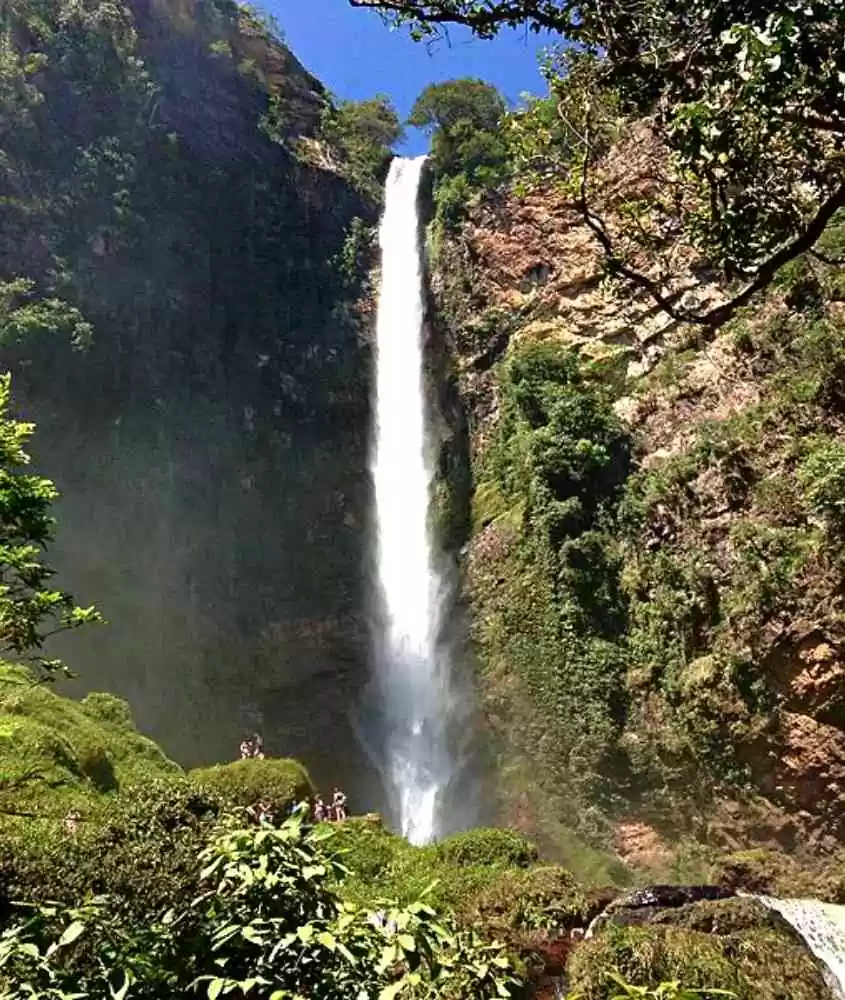 durante, dia queda d'água de cachoeira em meio a paredão rochoso em formosa, um dos lugares em goiás para passear