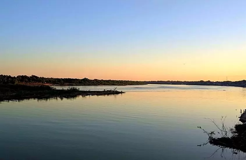 durante o dia, vista panorâmica de rio em aruanã, destino de viagem para goiás