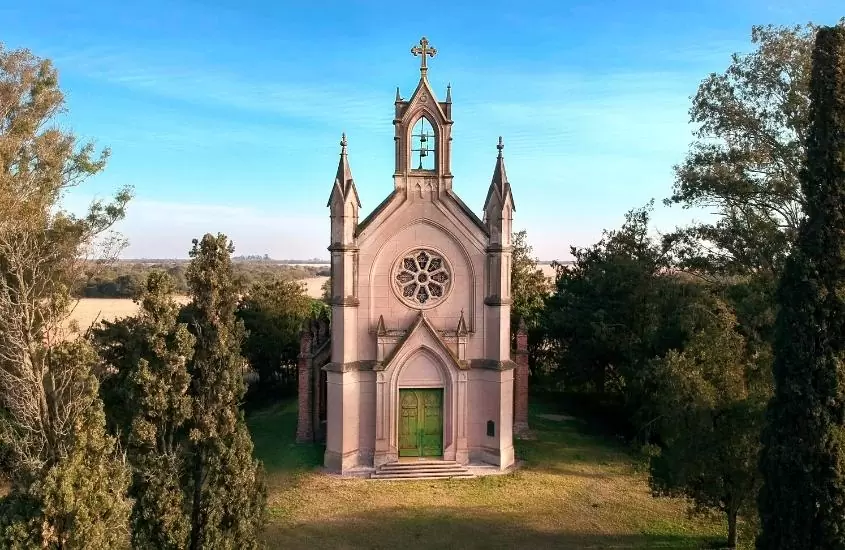 igreja cercada de árvores, durante o dia em córdoba, destino para incluir em um roteiro argentina