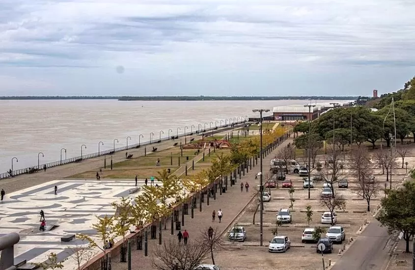 vista aérea de pessoas caminhando em estrada à beira-mar, durante o dia em rosário, um dos melhores destinos na argentina