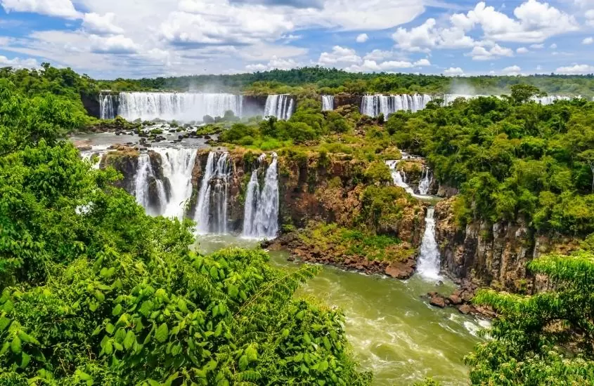 vista aérea de cataratas cercadas por árvores, durante o dia em Puerto Iguazu um dos melhores passeios na argentina