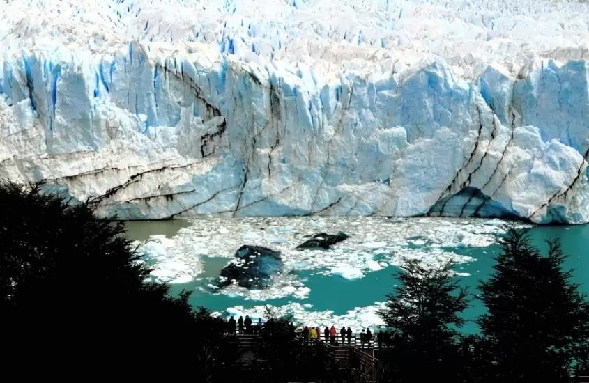 pessoas em mirante observando lago e geleira, durante o dia em el calafate, atração para quem busca o que fazer na argentina