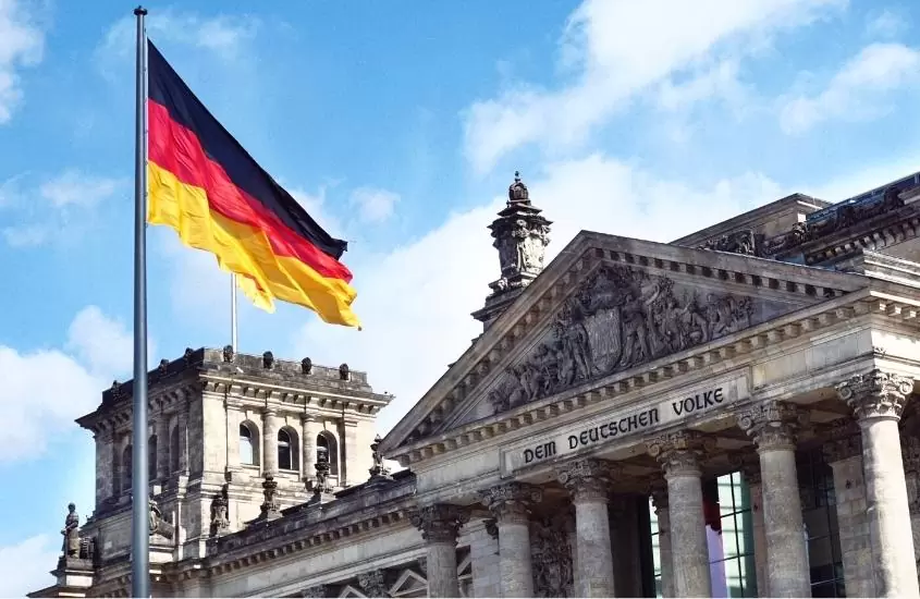 bandeira da alemanha hasteada em frente a museu, durante o dia