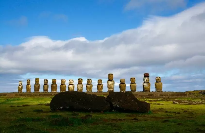 durante o dia, figuras humanas esculpidas com cabeças gigantes, lado a lado em ilha de páscoa