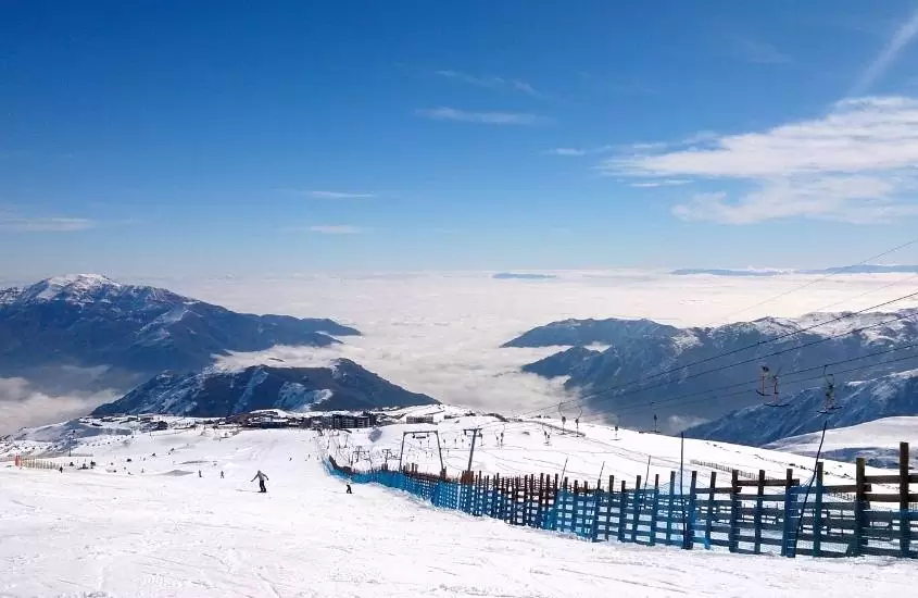 pessoas esquiando em estação de esqui coberta de neve, durante o dia no chile