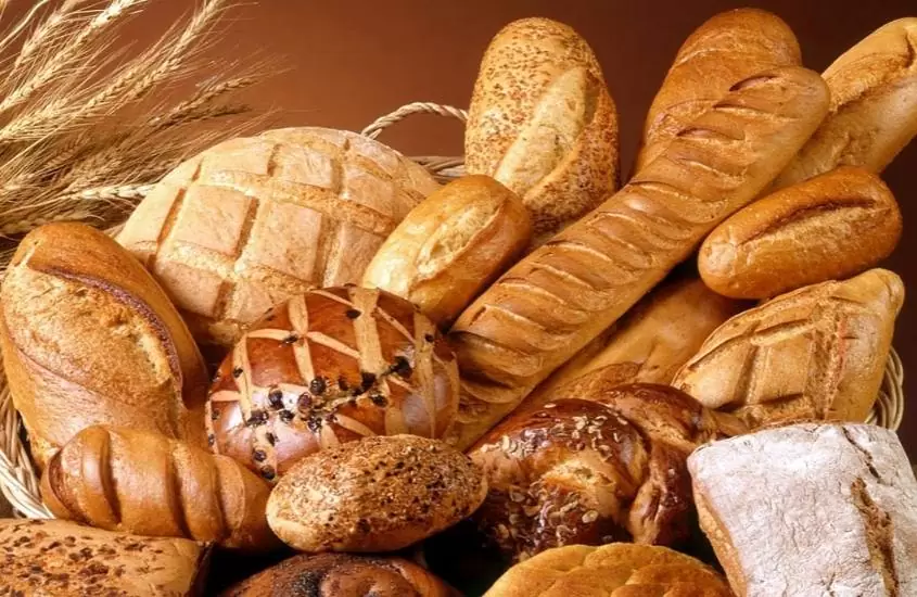 cesta com diversos tipos de pães da culinária chilena